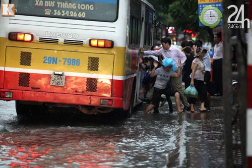 Hà Nội lại ngập sau cơn mưa kéo dài - 11