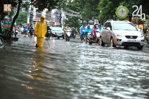 Hà Nội lại ngập sau cơn mưa kéo dài - 10