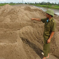 Pháp luật - Xác cô gái lõa thể, đứt bàn tay vùi dưới cát