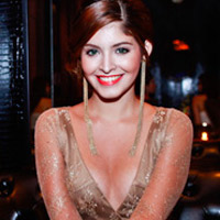 Xu hướng thời trang - Andrea diện váy cổ sâu bất tận