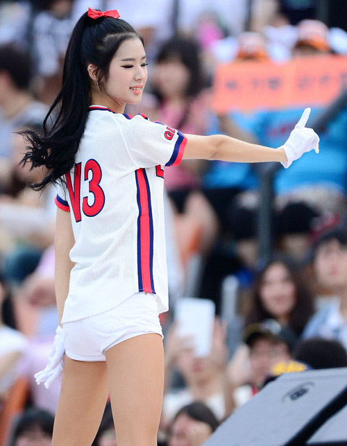 Những "quả bom" gợi cảm từ sân bóng Hàn - 1