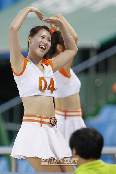 Những "quả bom" gợi cảm từ sân bóng Hàn - 4