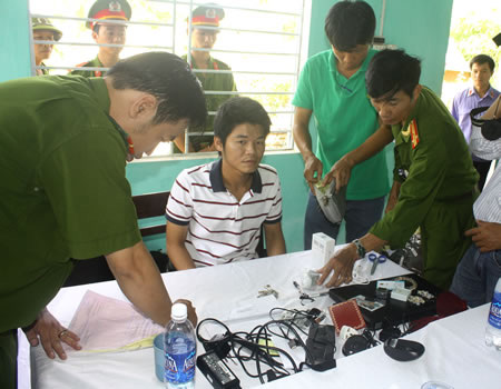 Tấm thẻ tín dụng "dỏm" xuyên quốc gia - 2