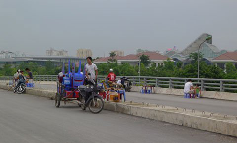 Những quán nước "kỳ lạ" trên cầu vượt Hà Nội - 1