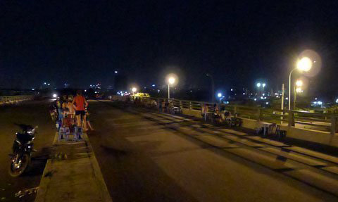 Những quán nước "kỳ lạ" trên cầu vượt Hà Nội - 9