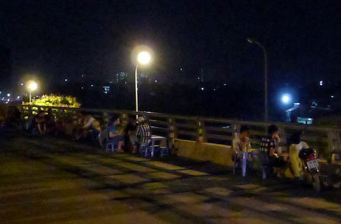Những quán nước "kỳ lạ" trên cầu vượt Hà Nội - 10