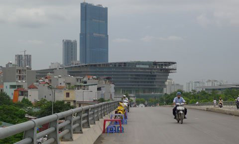 Những quán nước "kỳ lạ" trên cầu vượt Hà Nội - 2