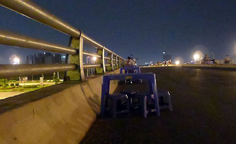 Những quán nước "kỳ lạ" trên cầu vượt Hà Nội - 3