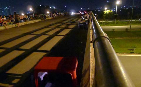 Những quán nước "kỳ lạ" trên cầu vượt Hà Nội - 5