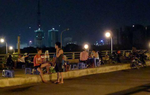 Những quán nước "kỳ lạ" trên cầu vượt Hà Nội - 7