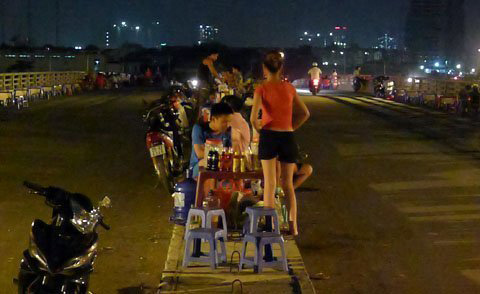 Những quán nước "kỳ lạ" trên cầu vượt Hà Nội - 8