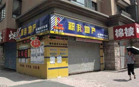 TQ: Cả thành phố ngừng buôn bán vì tin đồn - 2