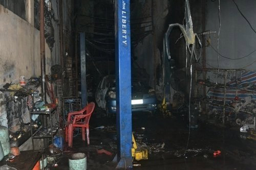 Hà Nội: Cháy lớn thiêu rụi gara ô tô - 1