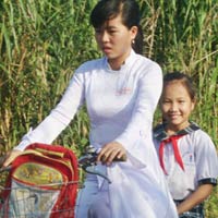 Giáo dục - du học - Cô bé mồ côi nuôi em đến giảng đường!