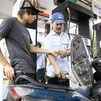 Tin tức trong ngày - DN đồng loạt đề nghị tăng giá xăng dầu