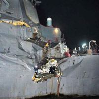 Tin tức trong ngày - Tàu khu trục Mỹ bị tàu Nhật đâm thủng sườn