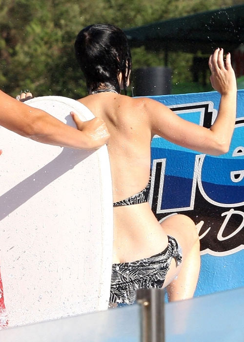 Katy Perry was hit by a wave... and her pants fell off - 3