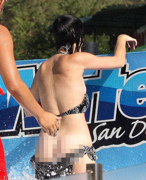 Katy Perry gets hit by a wave... her pants fall off - 2