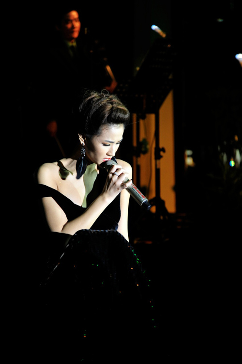 11 bộ đầm đen khiến nam giới "liêu xiêu" - 7