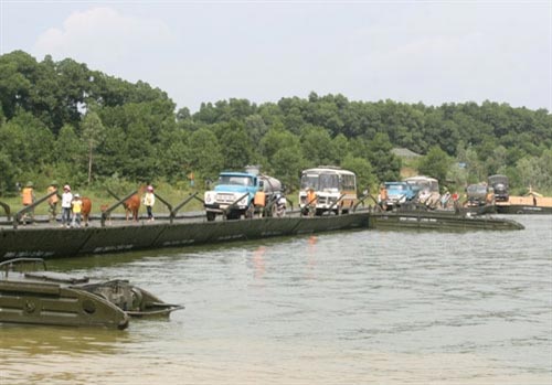 Trình diễn cứu nạn bằng trực thăng quân đội - 2