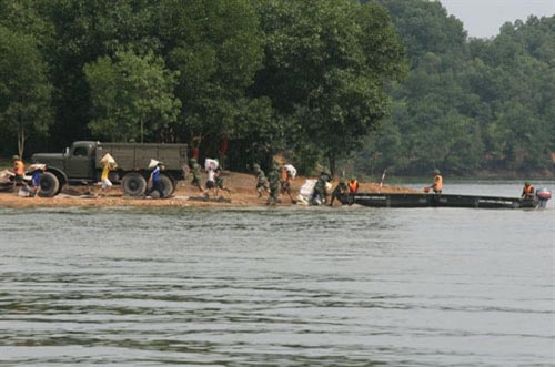 Trình diễn cứu nạn bằng trực thăng quân đội - 3