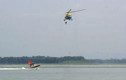 Trình diễn cứu nạn bằng trực thăng quân đội - 4