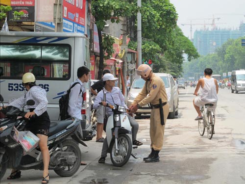 CSGT xử phạt nhiều học sinh không đội MBH - 2