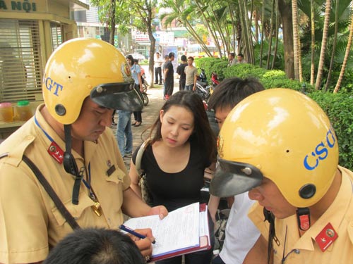 CSGT xử phạt nhiều học sinh không đội MBH - 6