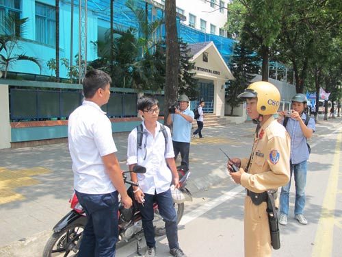 CSGT xử phạt nhiều học sinh không đội MBH - 3