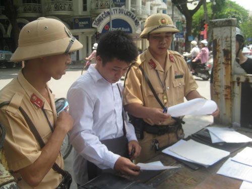 CSGT xử phạt nhiều học sinh không đội MBH - 4