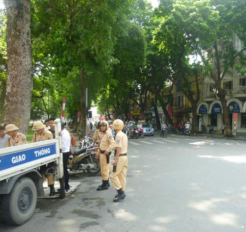 CSGT xử phạt nhiều học sinh không đội MBH - 5