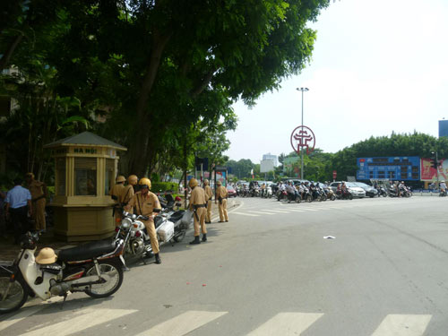 CSGT xử phạt nhiều học sinh không đội MBH - 7