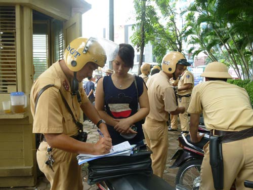 CSGT xử phạt nhiều học sinh không đội MBH - 8