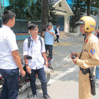 Tin tức trong ngày - CSGT xử phạt nhiều học sinh không đội MBH