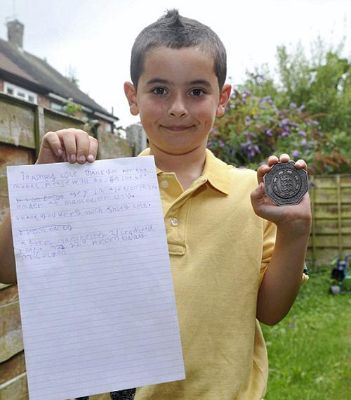 Ashley Cole tặng quà fan nhí Man City - 2