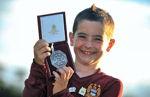 Ashley Cole tặng quà fan nhí Man City - 3