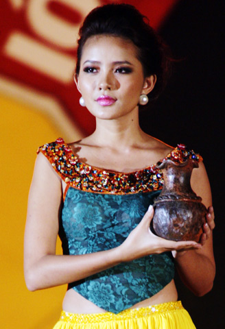 Những tấm lưng trần thắm nõn yếm đào - 13