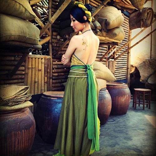 Những tấm lưng trần thắm nõn yếm đào - 6