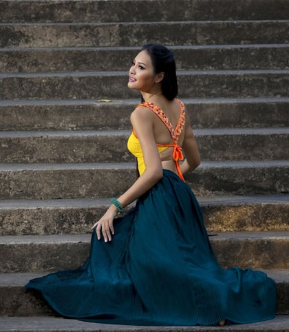 Những tấm lưng trần thắm nõn yếm đào - 10