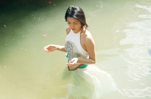 Những tấm lưng trần thắm nõn yếm đào - 7