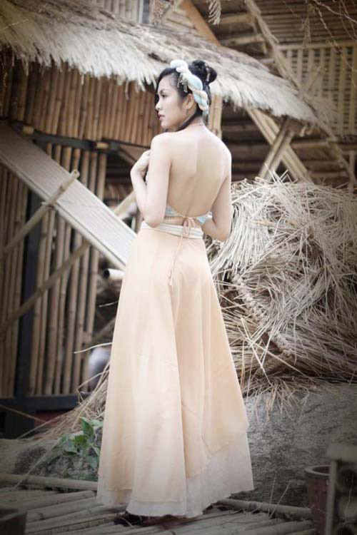 Những tấm lưng trần thắm nõn yếm đào - 9