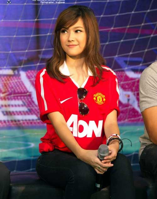 Fan nữ đẹp như thiên thần của MU - 5