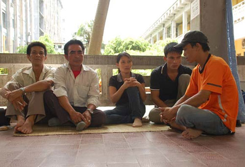 Đi lớp, bé trai chấn thương đốt sống cổ? - 2