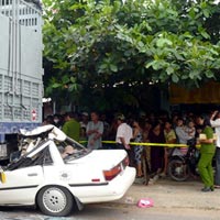 Tin tức trong ngày - Ôtô nát đầu dưới gầm xe tải, 2 người tử vong