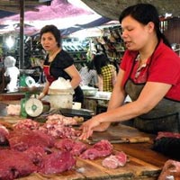 Tin tức trong ngày - Bán thịt trong 8 giờ: Tiểu thương đe tăng giá