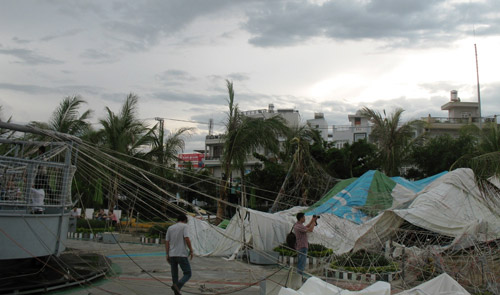 Nha Trang: Gió lốc làm nổ tung khinh khí cầu - 1
