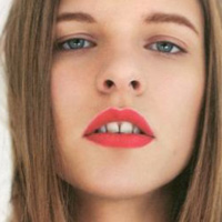 Xu hướng thời trang - Đôi mắt xanh ma mị của mẫu 9X răng thưa