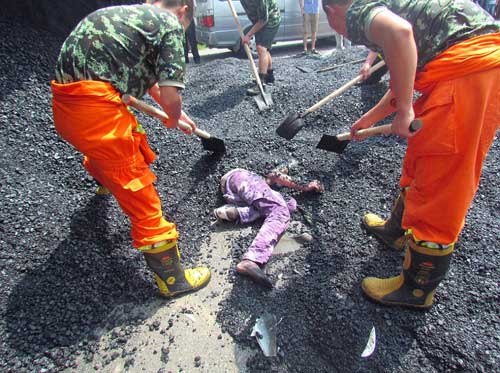 TQ: Kinh hoàng nhựa đường nóng đè chết người - 2