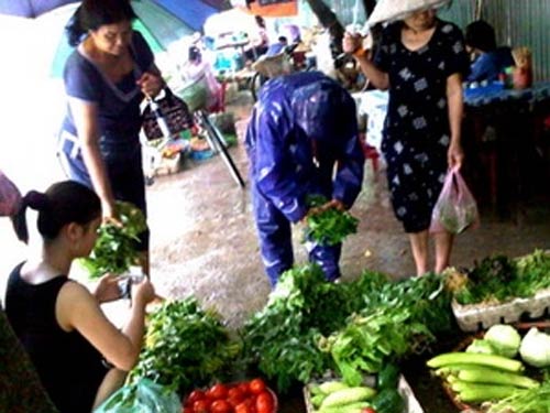 Mưa bão: Giá thực phẩm tại Hà Nội vẫn ổn định - 1