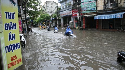 HN: Đi thuyền trên phố sau trận mưa lớn - 2